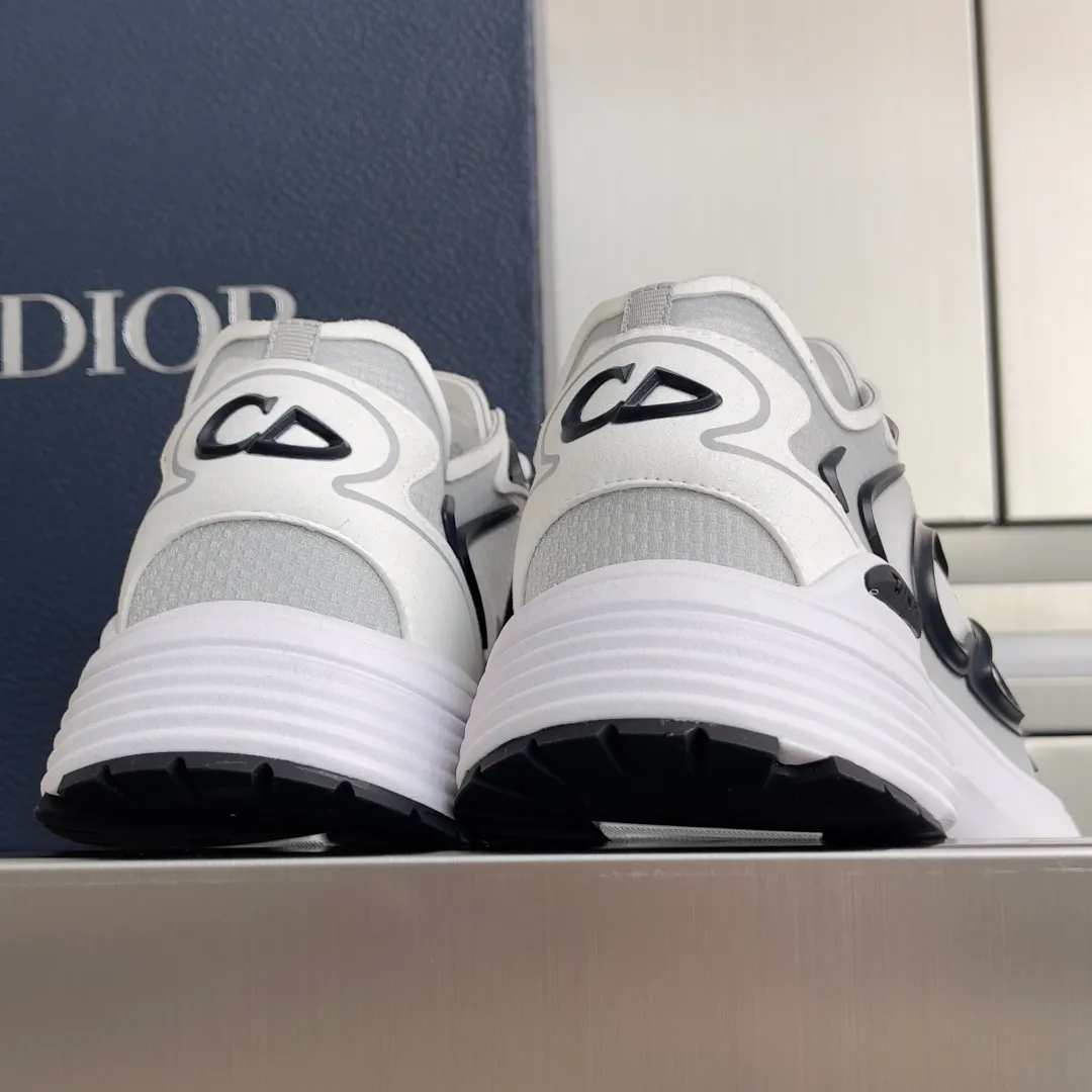 [DIOR] P: 560💰 Men's 39-44 (customized at 45.46) Dior Dior B30 series Countdown technology sneakers casual dad shoes This B30 Countdown technology sneaker is a new product in the 2026 spring men's wear series. The sports silhouette combines high-end logos and technological performance, making it unique. Lightweight and comfortable, it's inspired by modern running and crafted from materials like white and gray N30 nylon, a breathable technical fabric with multiple layers of translucence. Decorated with navy blue injection molded rubber panels and a graphic reinterpretation of the CD30 logo to enhance the style. Rubber Dior B30 and CD30 logos on the tongue and backside. The textured-effect sole is made from elastic rubber and foam and features classic details for ideal comfort. Can be matched with sportswear and casual outfits to create a sophisticated look. Exquisite packaging at the delivery counter 🛍📦 ▪️Fabric: original customized technical fabric + mesh ▪️Inner lining: customized breathable lining ▪️Outsole: original molded IP foam + TPU outsole ▪️Insole thickness: 3.5CM